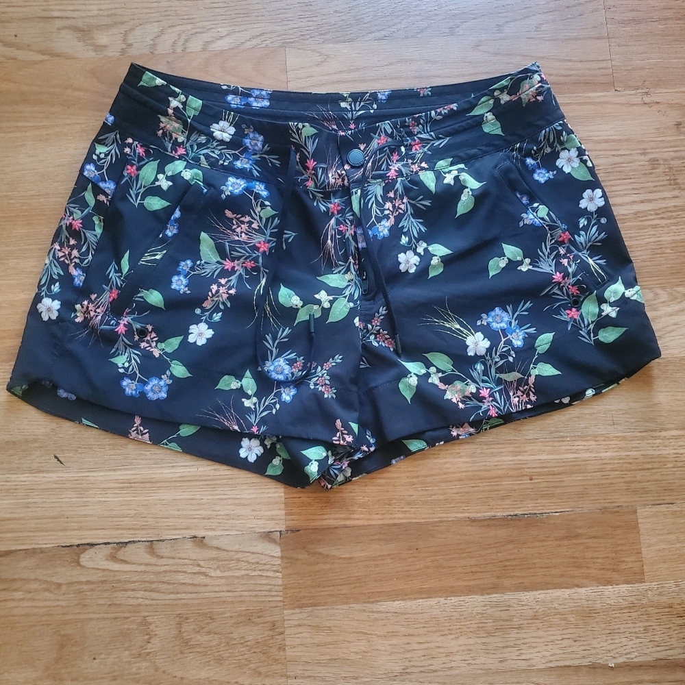 Athleta Womans All Over Floral Black Casual Shorts,size 8